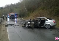 Audi uderzyło w śmieciarkę i stanęło w płomieniach - zdjęcie główne