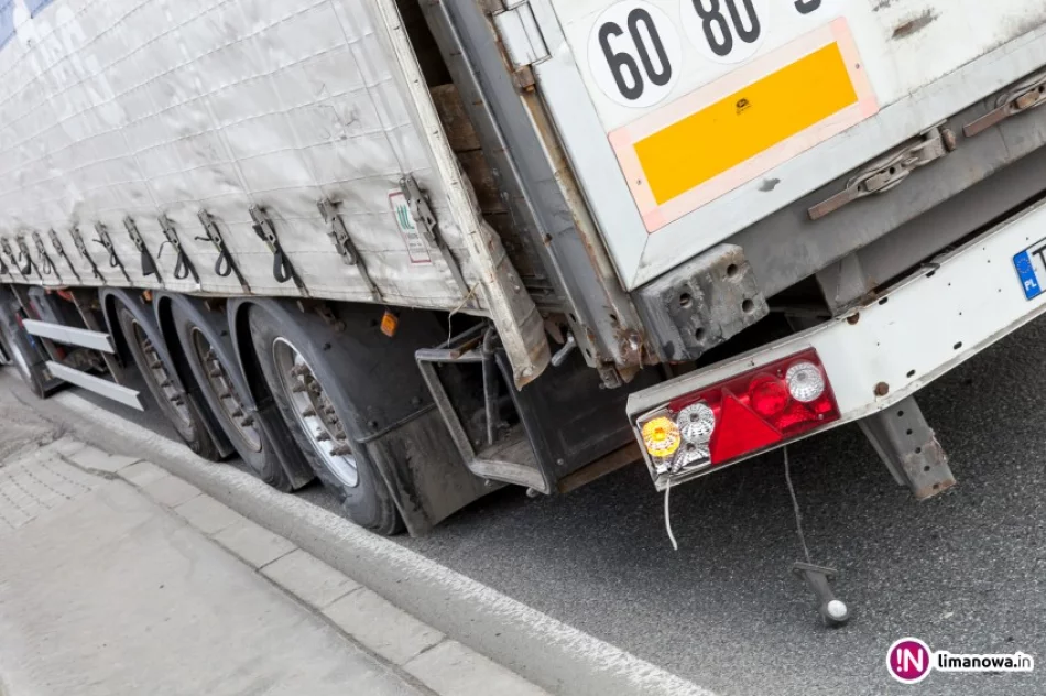 Kolizja samochodu z ciężarówką - zdjęcie 4