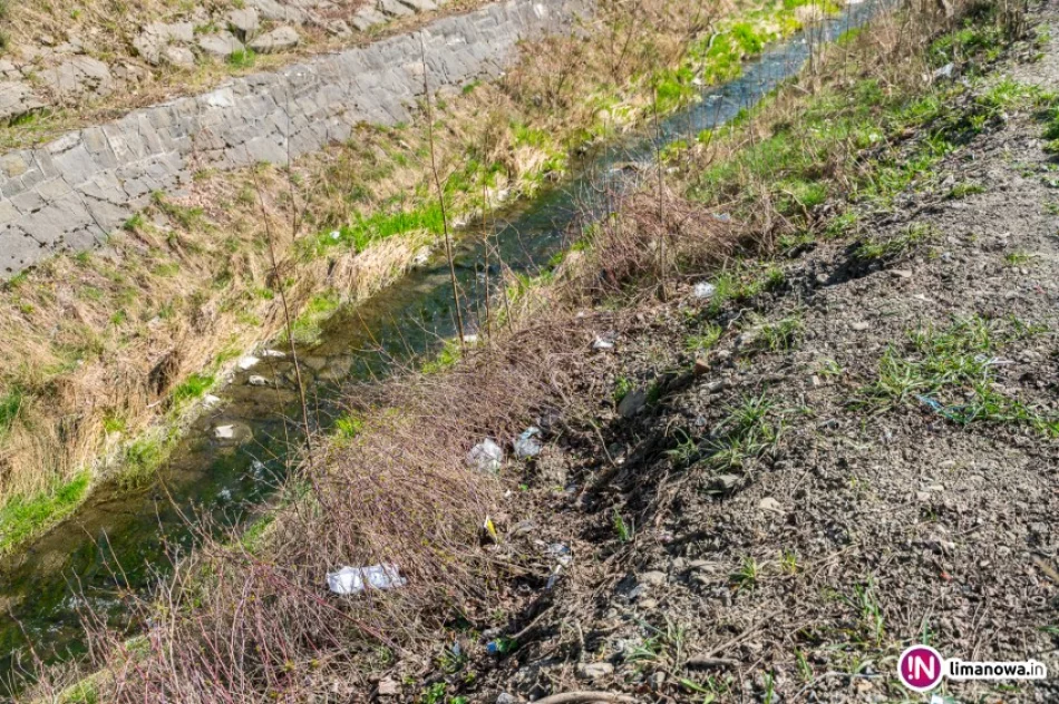 Śmieci w potoku i mostek z przeszkodami - zdjęcie 4