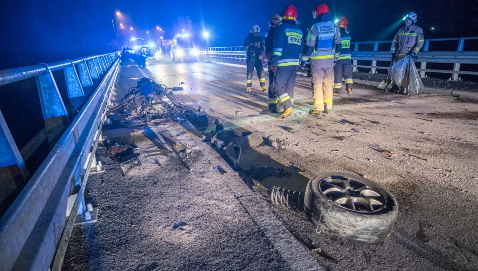 Audi uderzyło w barierę mostu - silnik wyleciał w powietrze - zdjęcie 1