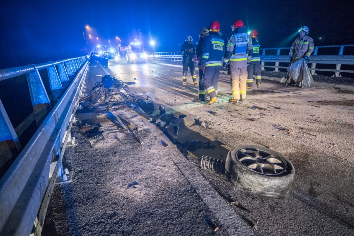 Audi uderzyło w barierę mostu - silnik wyleciał w powietrze