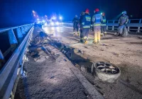 Audi uderzyło w barierę mostu - silnik wyleciał w powietrze - zdjęcie główne