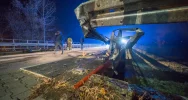 Audi uderzyło w barierę mostu - silnik wyleciał w powietrze - zdjęcie 2