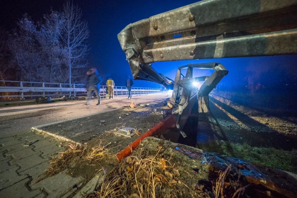 Audi uderzyło w barierę mostu - silnik wyleciał w powietrze - zdjęcie 2