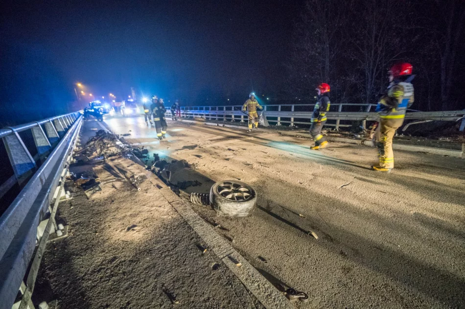 Audi uderzyło w barierę mostu - silnik wyleciał w powietrze - zdjęcie 3