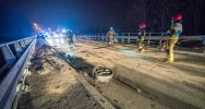 Audi uderzyło w barierę mostu - silnik wyleciał w powietrze - zdjęcie 3