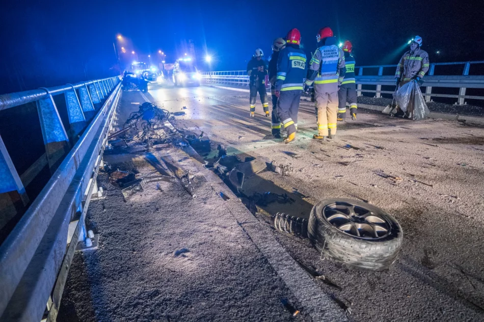 Audi uderzyło w barierę mostu - silnik wyleciał w powietrze - zdjęcie 4