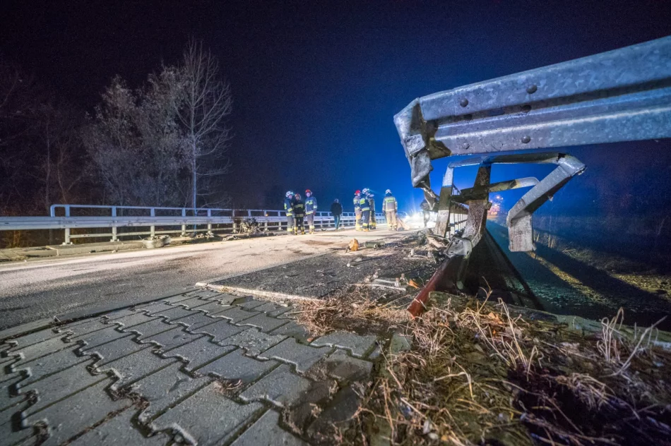 Audi uderzyło w barierę mostu - silnik wyleciał w powietrze - zdjęcie 5