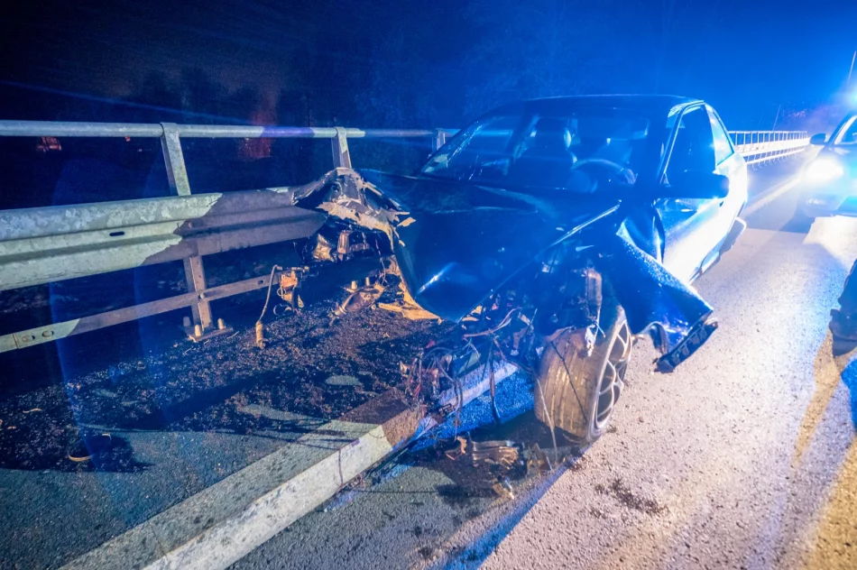 Audi uderzyło w barierę mostu - silnik wyleciał w powietrze - zdjęcie 6