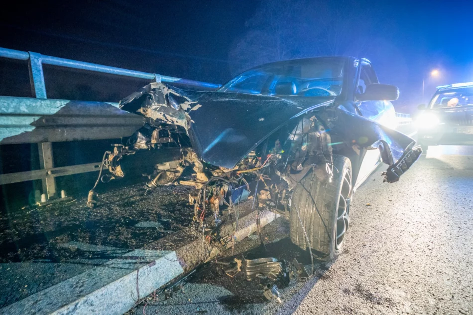 Audi uderzyło w barierę mostu - silnik wyleciał w powietrze - zdjęcie 7