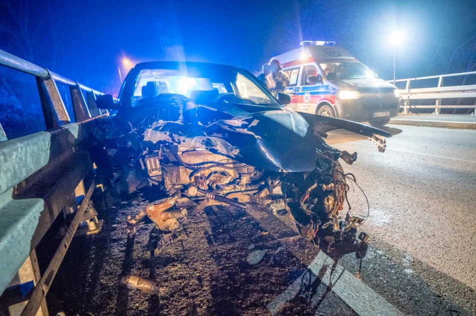 Audi uderzyło w barierę mostu - silnik wyleciał w powietrze - zdjęcie 8