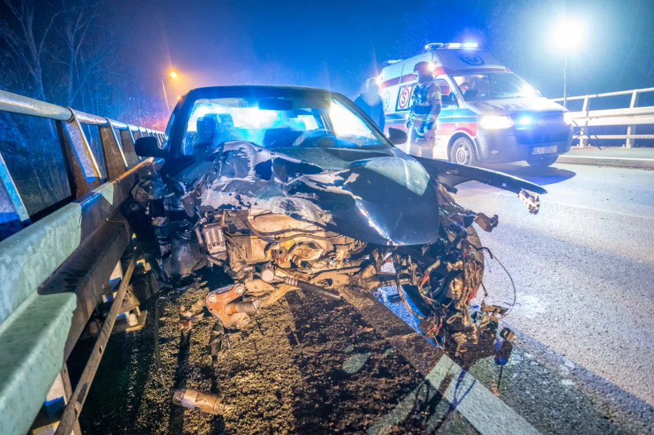 Audi uderzyło w barierę mostu - silnik wyleciał w powietrze - zdjęcie 9