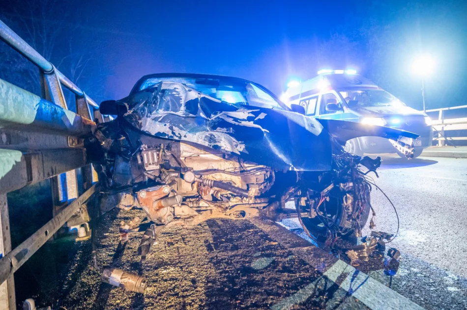 Audi uderzyło w barierę mostu - silnik wyleciał w powietrze - zdjęcie 10