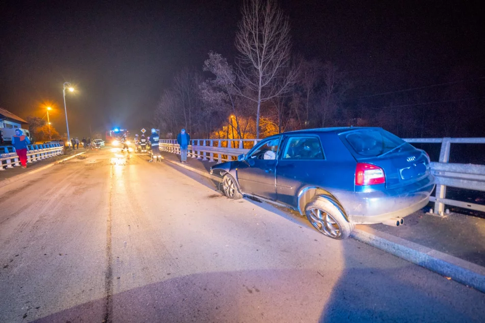 Audi uderzyło w barierę mostu - silnik wyleciał w powietrze - zdjęcie 11