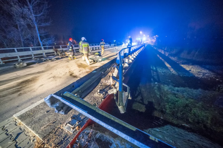 Audi uderzyło w barierę mostu - silnik wyleciał w powietrze - zdjęcie 12