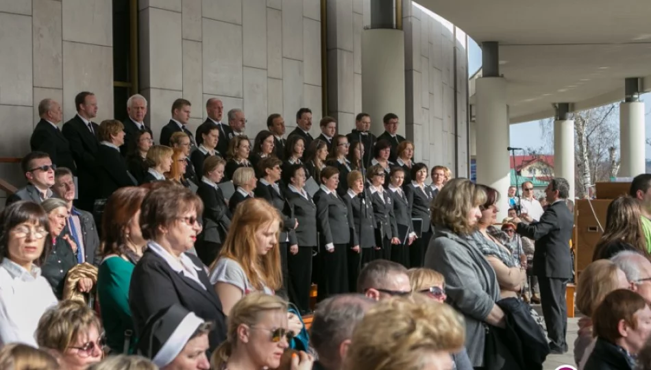 Limanowscy chórzyści zaśpiewali w Łagiewnikach - zdjęcie 1