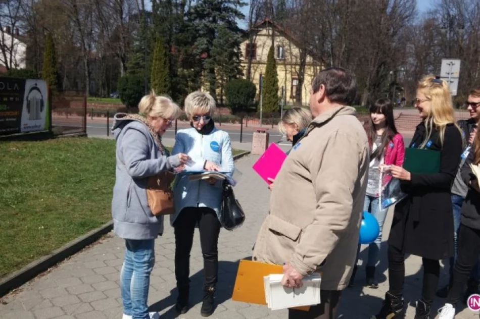 Nowoczesna rozdawała Konstytucję RP - zdjęcie 2