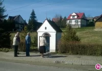 Zdewastowano kapliczkę i rozbito figurę Chrystusa. Mieszkańcy są oburzeni - zdjęcie główne