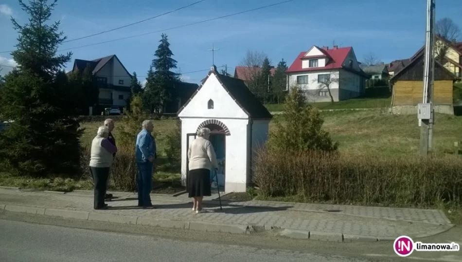 Zdewastowano kapliczkę i rozbito figurę Chrystusa. Mieszkańcy są oburzeni - zdjęcie 1