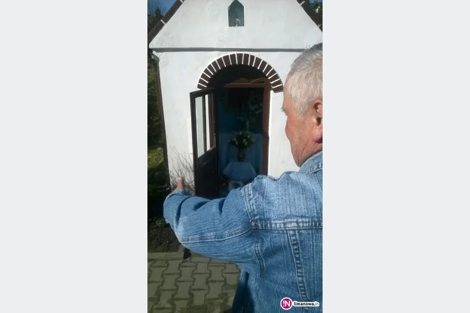 Zdewastowano kapliczkę i rozbito figurę Chrystusa. Mieszkańcy są oburzeni - zdjęcie 4