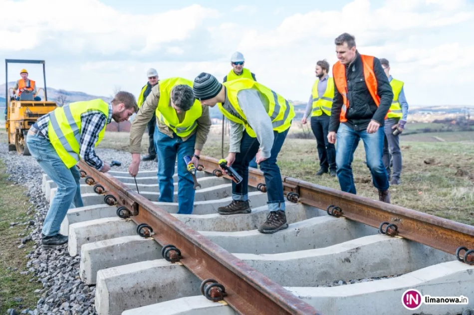 Rusza historyczna inwestycja - pierwsze tory zostały położone! (żart) - zdjęcie 2