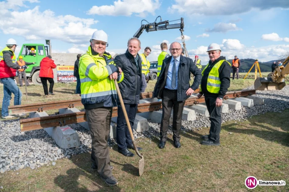Rusza historyczna inwestycja - pierwsze tory zostały położone! (żart) - zdjęcie 3