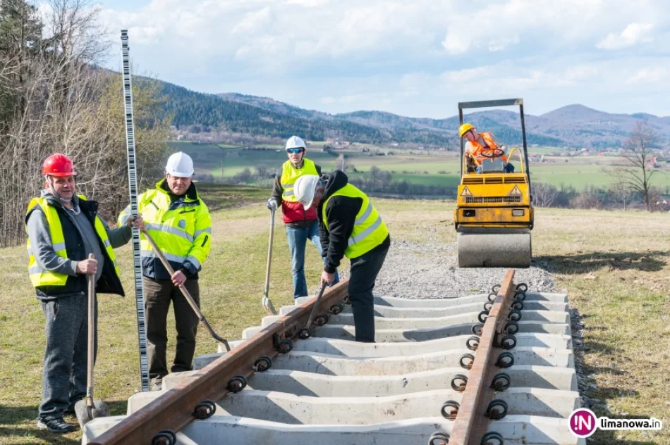 Rusza historyczna inwestycja - pierwsze tory zostały położone! (żart) - zdjęcie 4