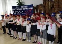 Ślubowanie uczniów klas pierwszych w Szkole Podstawowej nr 1 w Męcinie  - zdjęcie główne