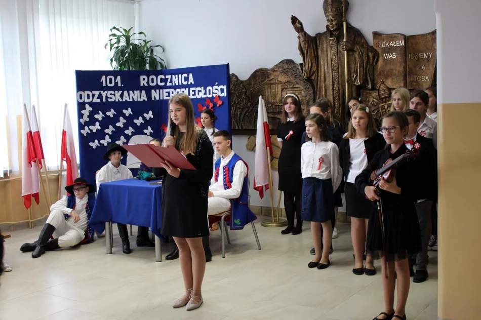 Ślubowanie uczniów klas pierwszych w Szkole Podstawowej nr 1 w Męcinie  - zdjęcie 2