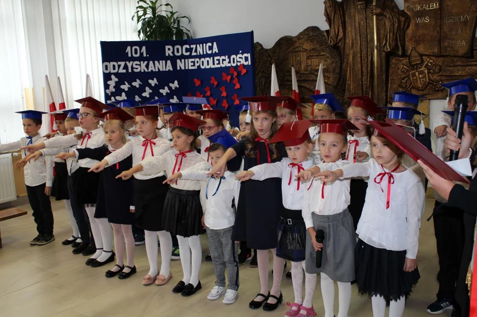 Ślubowanie uczniów klas pierwszych w Szkole Podstawowej nr 1 w Męcinie  - zdjęcie 3