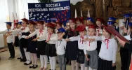 Ślubowanie uczniów klas pierwszych w Szkole Podstawowej nr 1 w Męcinie  - zdjęcie 3