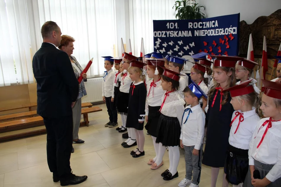 Ślubowanie uczniów klas pierwszych w Szkole Podstawowej nr 1 w Męcinie  - zdjęcie 4