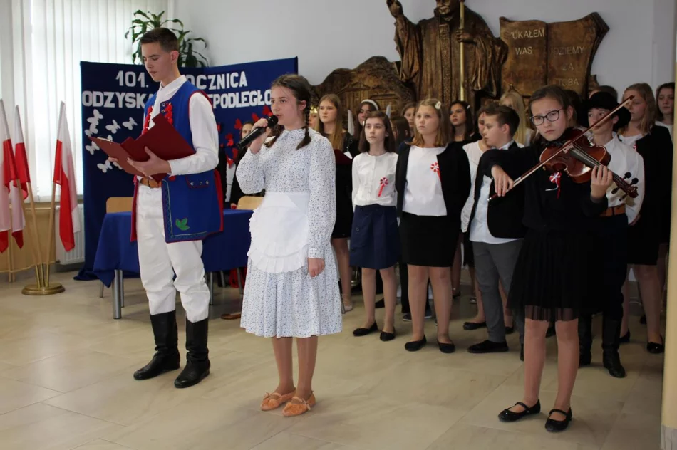 Ślubowanie uczniów klas pierwszych w Szkole Podstawowej nr 1 w Męcinie  - zdjęcie 5