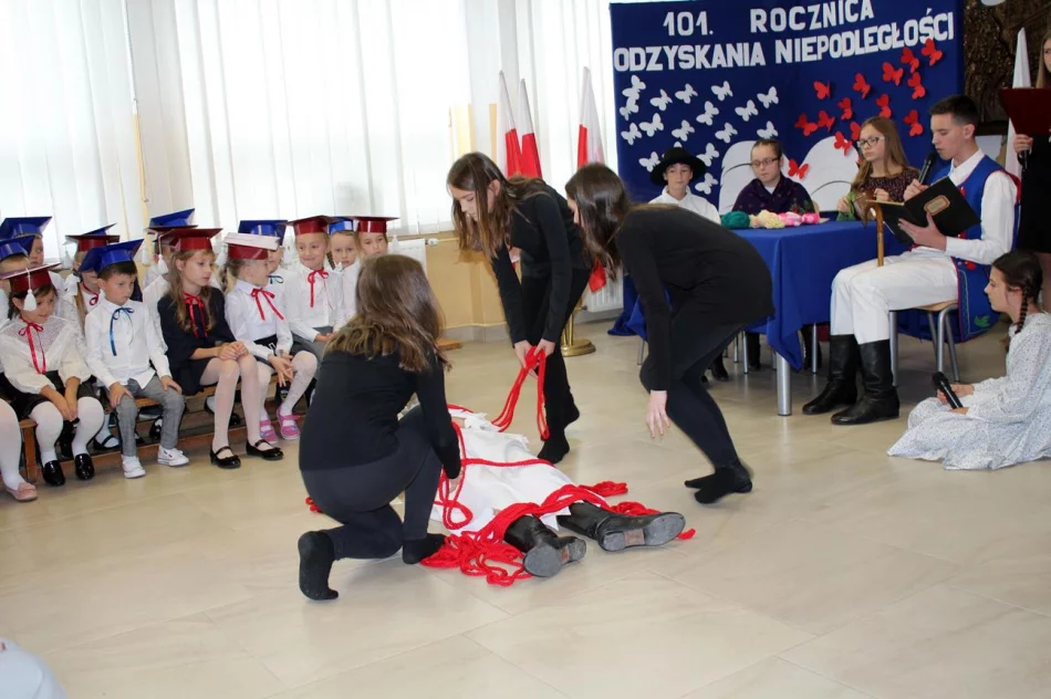 Ślubowanie uczniów klas pierwszych w Szkole Podstawowej nr 1 w Męcinie  - zdjęcie 6