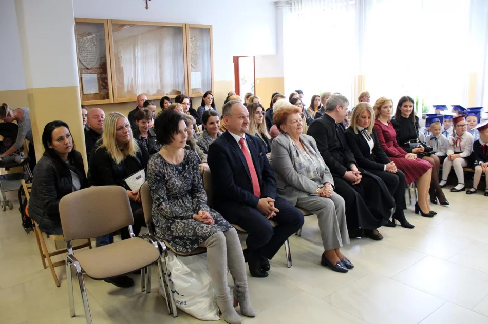 Ślubowanie uczniów klas pierwszych w Szkole Podstawowej nr 1 w Męcinie  - zdjęcie 7