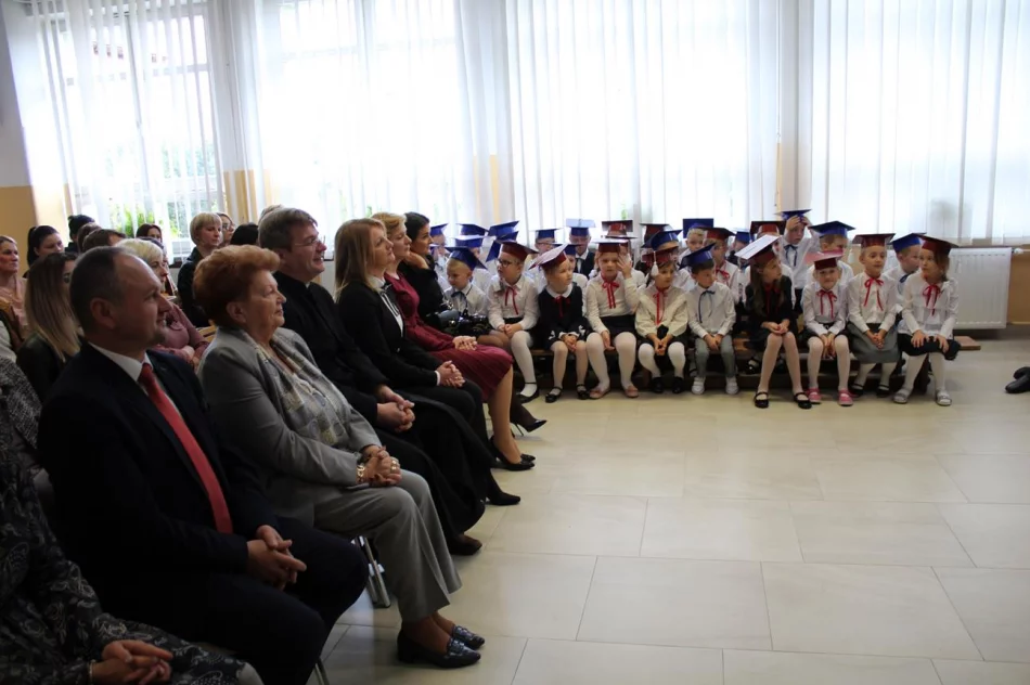 Ślubowanie uczniów klas pierwszych w Szkole Podstawowej nr 1 w Męcinie  - zdjęcie 8