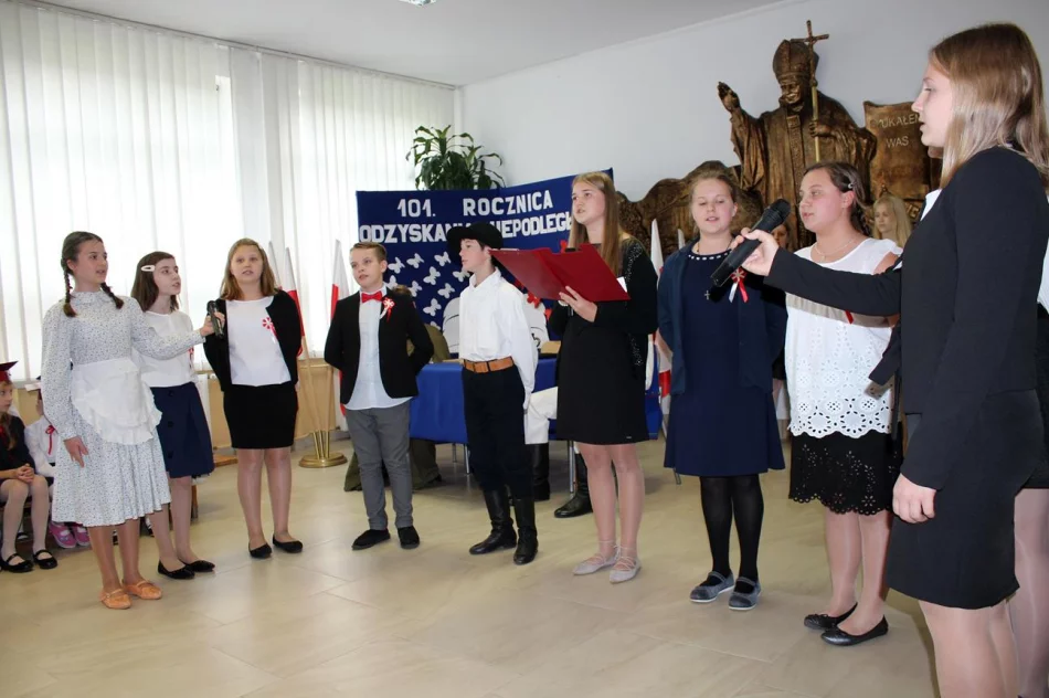 Ślubowanie uczniów klas pierwszych w Szkole Podstawowej nr 1 w Męcinie  - zdjęcie 10