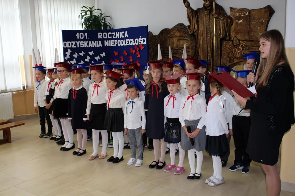 Ślubowanie uczniów klas pierwszych w Szkole Podstawowej nr 1 w Męcinie  - zdjęcie 12