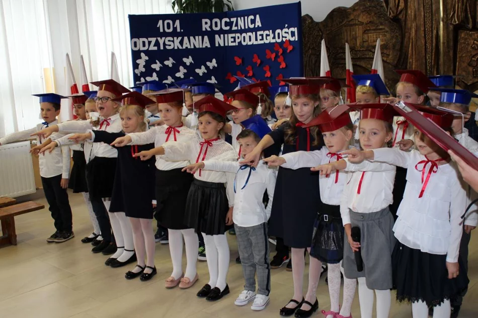 Ślubowanie uczniów klas pierwszych w Szkole Podstawowej nr 1 w Męcinie  - zdjęcie 13