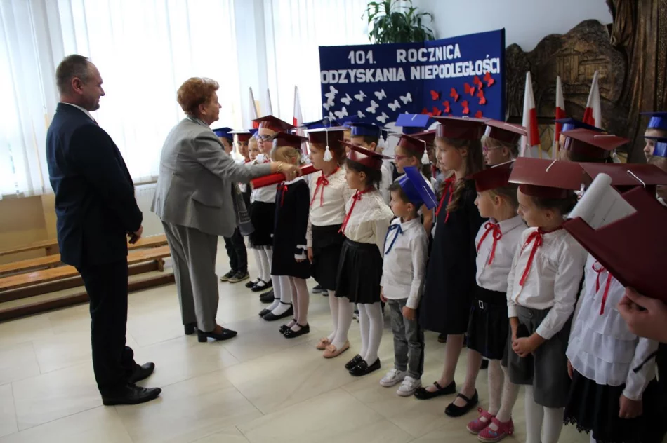 Ślubowanie uczniów klas pierwszych w Szkole Podstawowej nr 1 w Męcinie  - zdjęcie 14