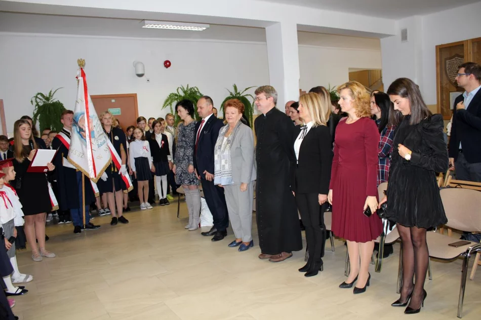 Ślubowanie uczniów klas pierwszych w Szkole Podstawowej nr 1 w Męcinie  - zdjęcie 15