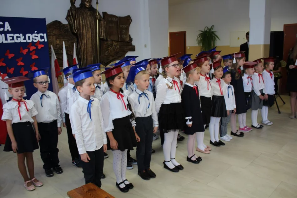 Ślubowanie uczniów klas pierwszych w Szkole Podstawowej nr 1 w Męcinie  - zdjęcie 16