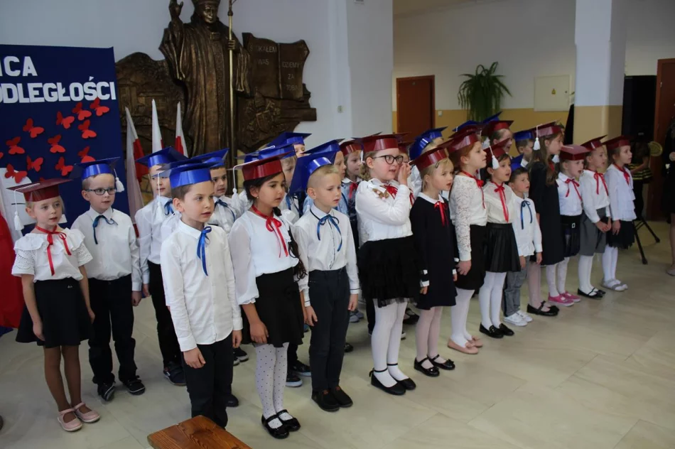 Ślubowanie uczniów klas pierwszych w Szkole Podstawowej nr 1 w Męcinie  - zdjęcie 17