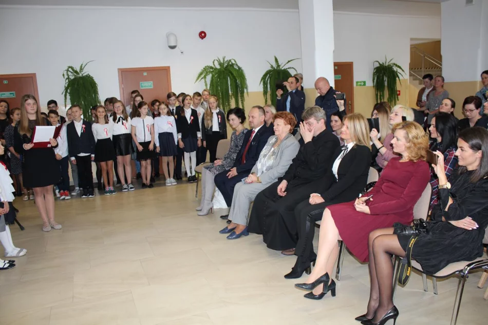 Ślubowanie uczniów klas pierwszych w Szkole Podstawowej nr 1 w Męcinie  - zdjęcie 18
