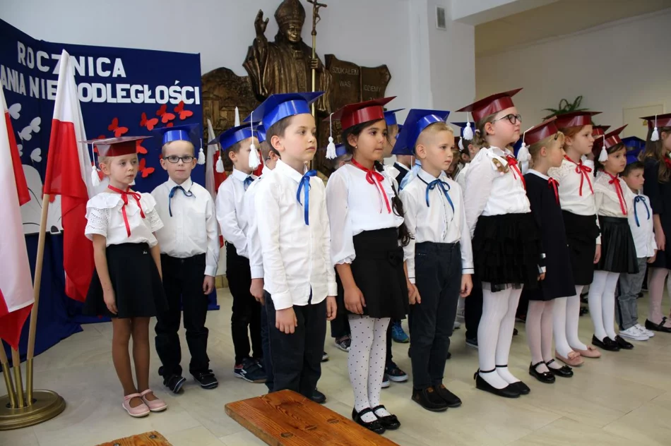 Ślubowanie uczniów klas pierwszych w Szkole Podstawowej nr 1 w Męcinie  - zdjęcie 19