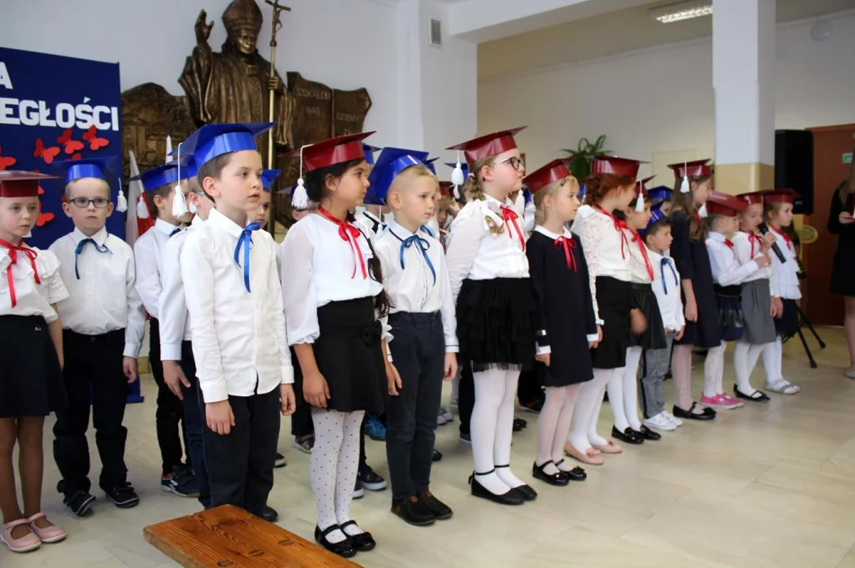 Ślubowanie uczniów klas pierwszych w Szkole Podstawowej nr 1 w Męcinie  - zdjęcie 20