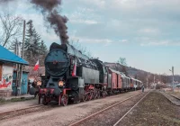 Niepodległościowy przejazd pociągu retro - zdjęcie główne