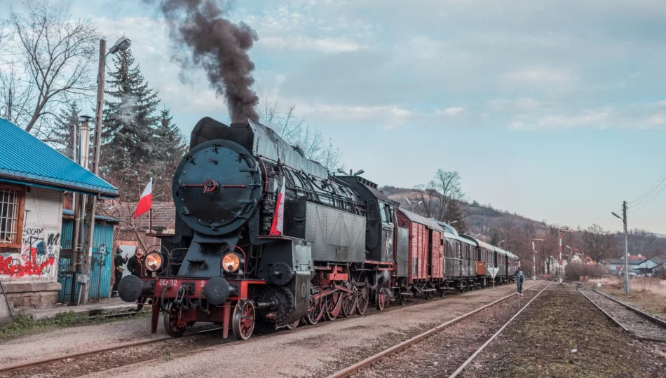 Niepodległościowy przejazd pociągu retro - zdjęcie 1