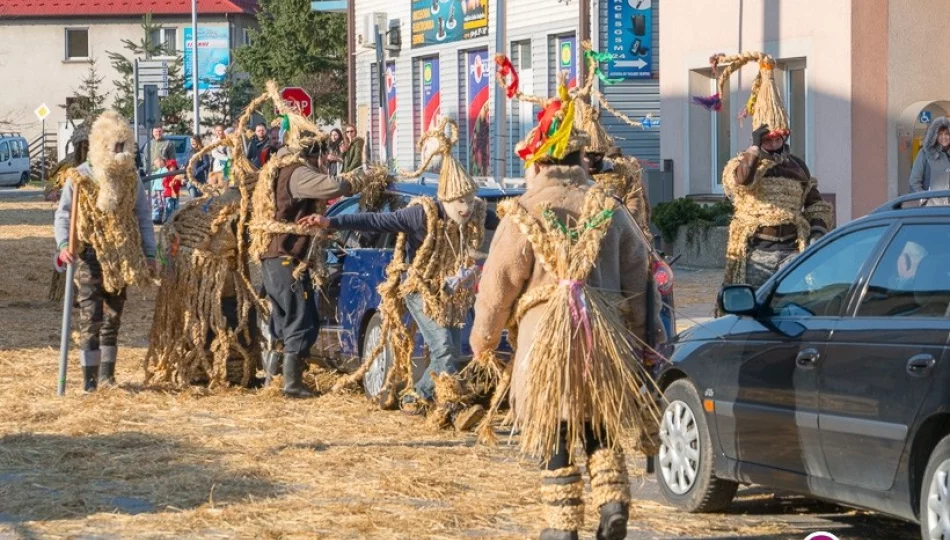 Tradycja nie ginie - Dziady Śmiguśne psociły w Dobrej (zdjęcia i wideo) - zdjęcie 1