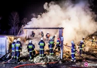 Nocny pożar zabudowań gospodarczych (wideo) - zdjęcie główne